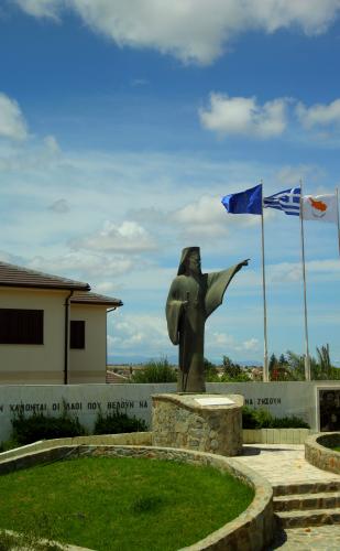 98.Памятник первому президенту Кипра Архиепископу Макариосу III.jpg